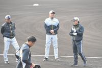 和田ＴＡ（右）と談笑する山本昌臨時コーチ＝安芸（撮影・高部洋祐）