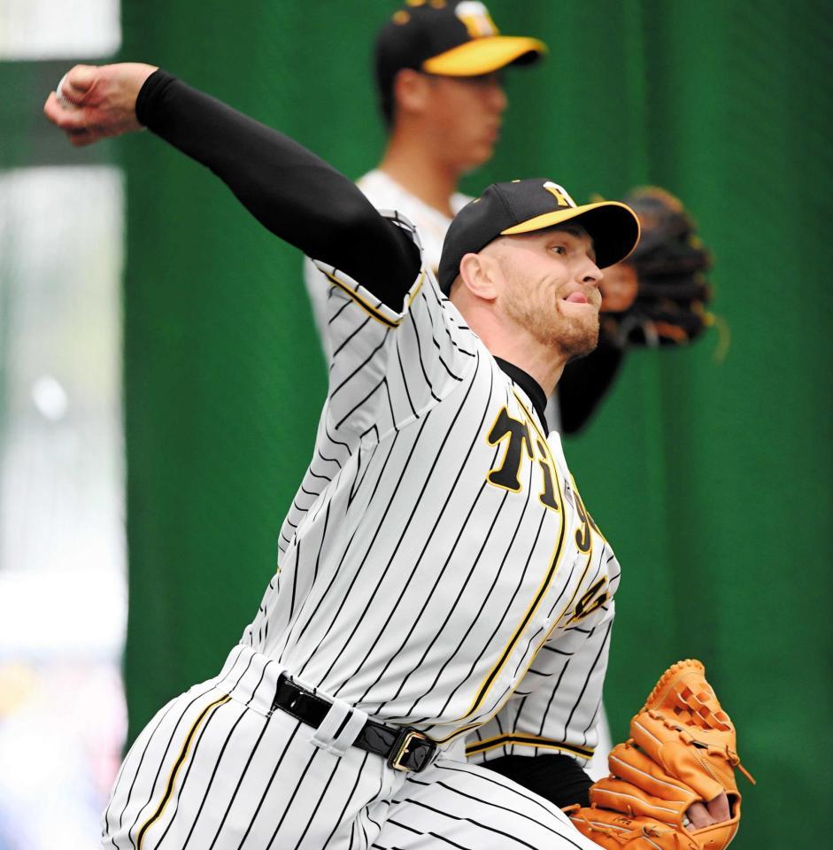 　舌をペロリと出し、力強く投げ込むエドワーズ