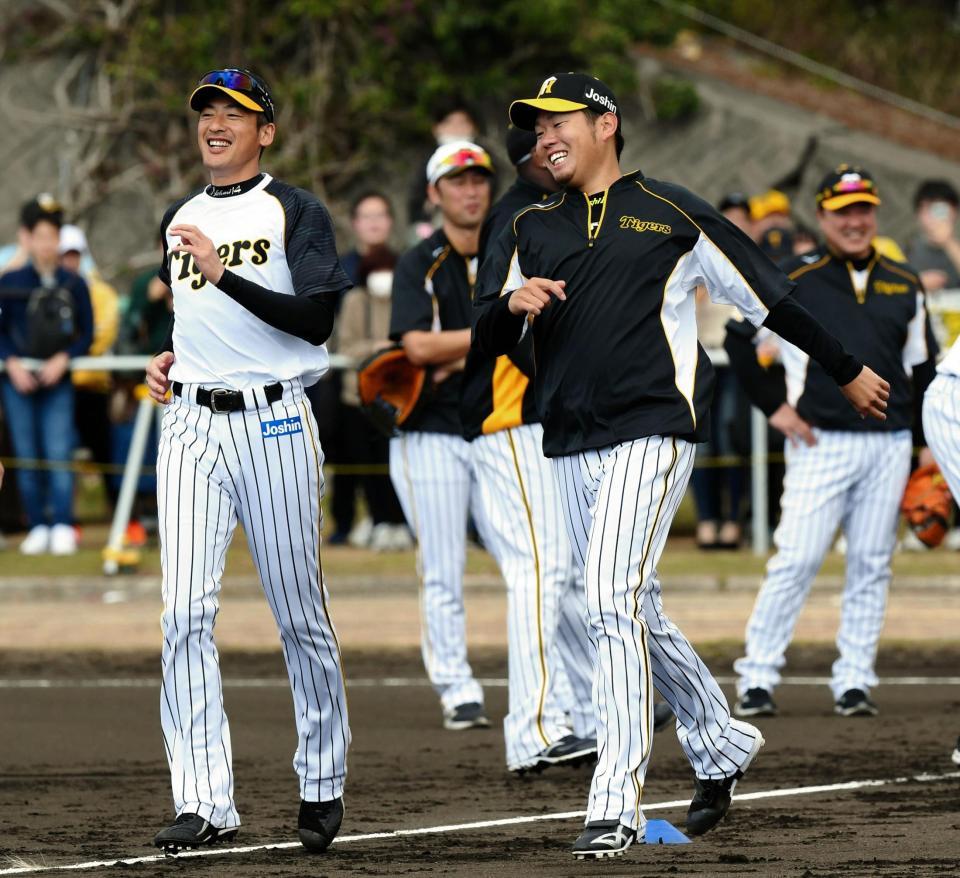 ダッシュをする阪神・能見篤史（左）と阪神・西勇輝＝宜野座（撮影・田中太一）