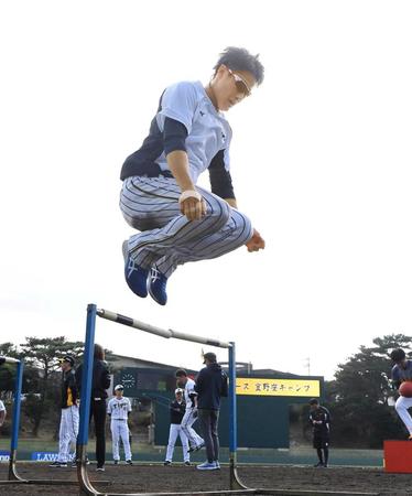 　ハードルを飛び越える木浪