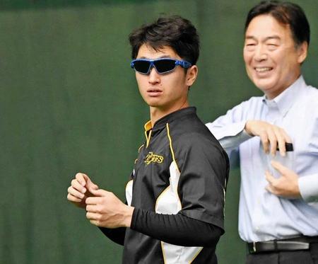 　ビジョナップ・トレーニングメガネをかける近本