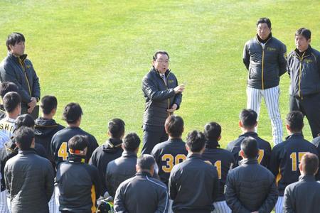 選手らを前に話をする揚塩社長＝安芸