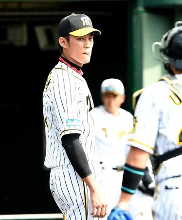 シート打撃に登板し、失点を許した阪神・藤浪晋太郎はペロリと舌を出す＝宜野座