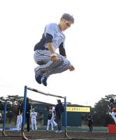 　ハードルを飛び越える木浪