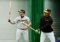 ブルペンで福留（手前右）と並んで打席に立つボーア＝宜野座