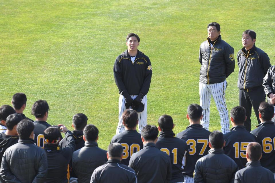 練習前、声出しする遠藤（中央）＝安芸