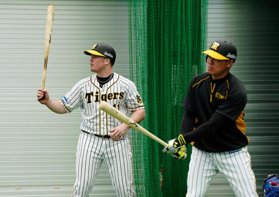 ブルペンで福留（手前右）と並んで打席に立つボーア＝宜野座