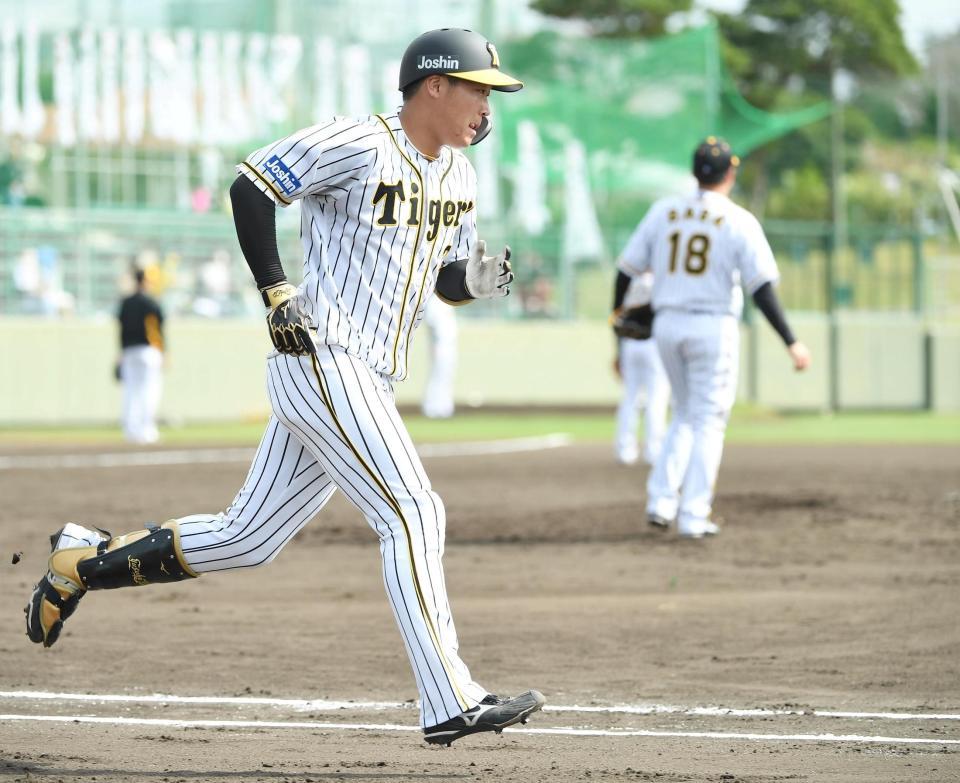シート打撃でソロを放ち、駆け出す大山（投手・馬場）＝宜野座