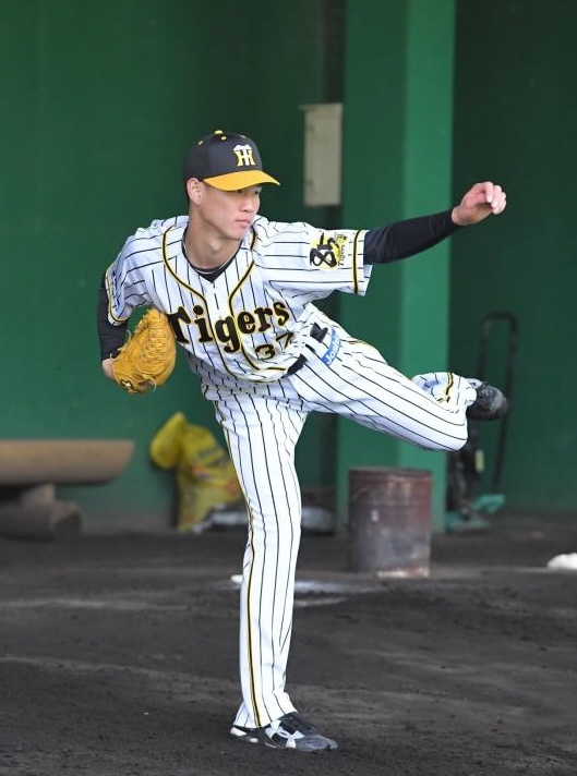 ブルペンで投球する及川＝安芸（撮影・高部洋祐）