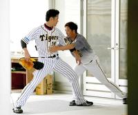 　藤川（右）はブルペン投球後の藤浪にアドバイスを送る