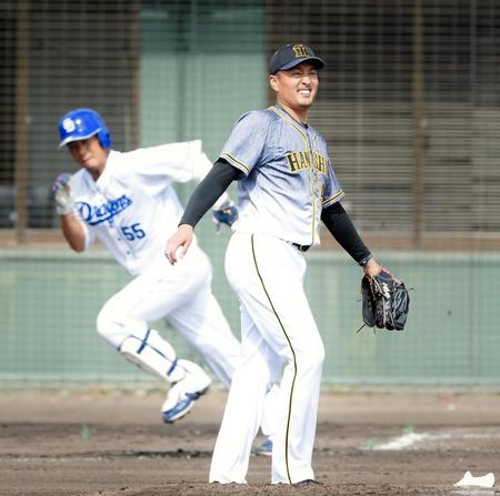 　１回、中日・福田永将（左）に先制２ランを浴びた阪神・秋山拓巳