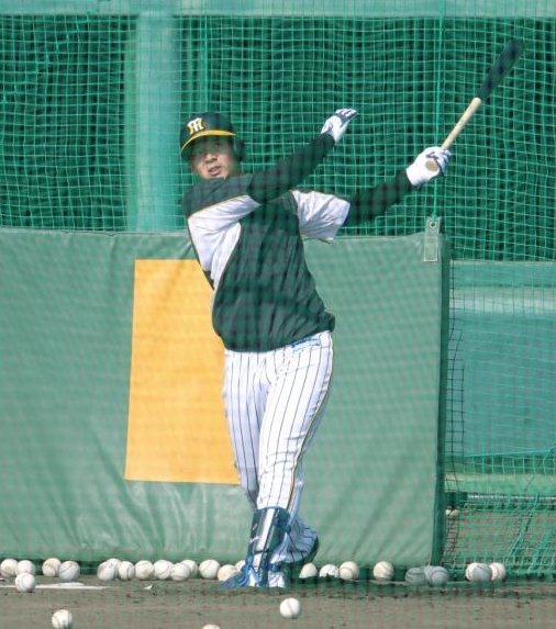 屋外でフリー打撃を行った井上