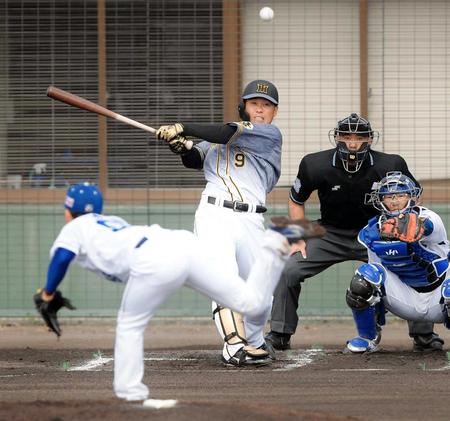 　１回、中前打を放つ高山