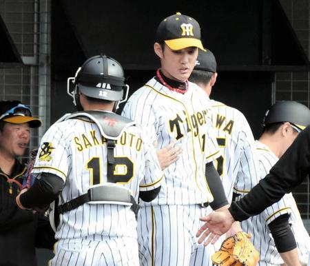 ２イニングを無失点に抑え阪神・坂本誠志郎（左）とタッチする阪神・藤浪晋太郎＝かりゆしホテルズボールパーク宜野座（撮影・棚橋慶太）