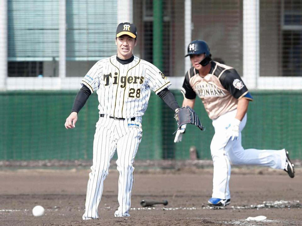 ５回日本ハム２死一、二塁、日本ハム・横尾俊建（右）に適時打を浴びる阪神・小野泰己＝かりゆしホテルズボールパーク宜野座（撮影・中田匡峻）