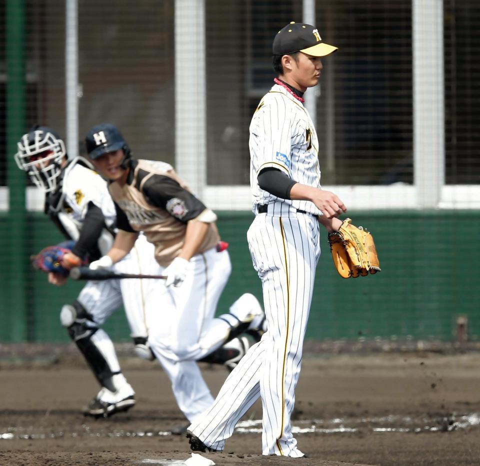 ２回日本ハム１死一塁、日本ハム・高濱祐仁を併殺打に仕留めた阪神・藤浪晋太郎＝かりゆしホテルズボールパーク宜野座（撮影・中田匡峻）