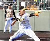 　斎藤佑（左奥）の前で力投する先発の藤浪