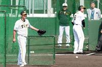 打撃投手を務めた阪神・藤川球児（左）。打者は阪神・福留孝介＝かりゆしホテルズボールパーク宜野座（撮影・中田匡峻）