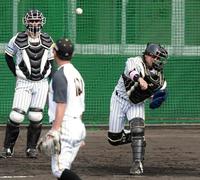 　素早く二塁に送球する梅野