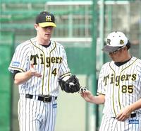 シート打撃の投手を務め、福原コーチ（右）と身ぶりを交えながら言葉を交わすガンケル