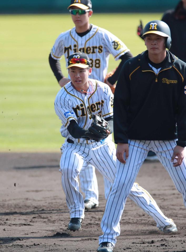 　守備練習で三塁のカバーに走る遠藤