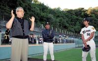　黒潮リーグを視察に訪れた野村監督（左端）は、生活態度について藤川（右端）をグラウンドで“公開説教”（９９年１０月１７日、安芸市営球場）　