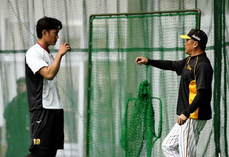 　登板を終え、藤浪（左）は山本昌臨時コーチからアドバイスを受ける＝１６日