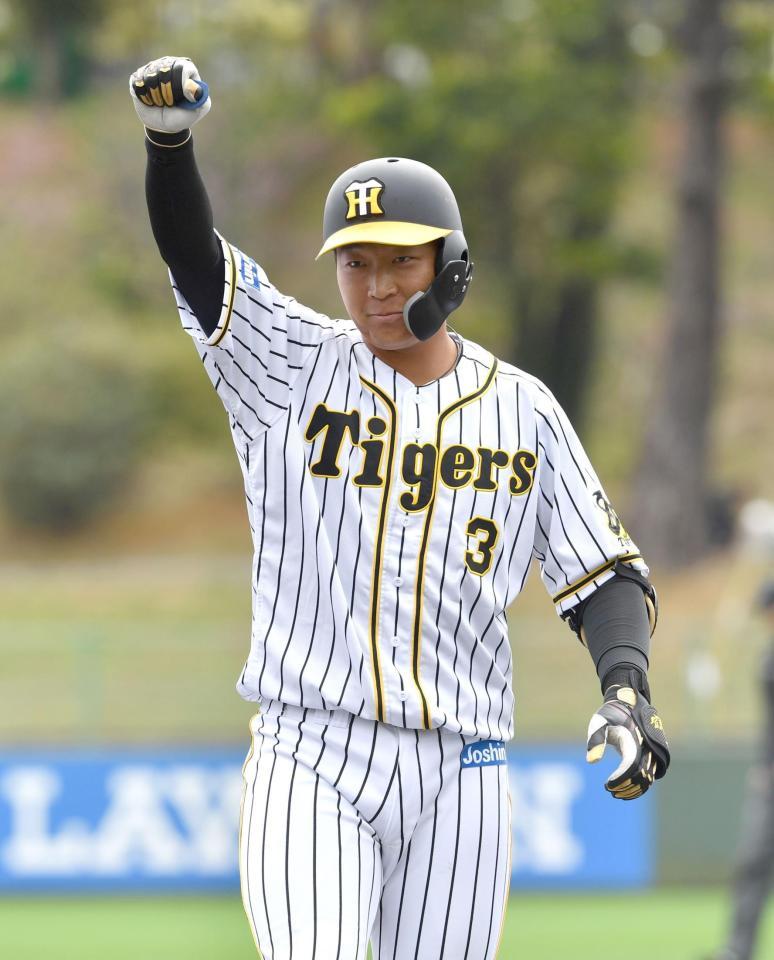 １回、左中間に適時打を放ち、ベンチへ向かってガッツポーズの大山