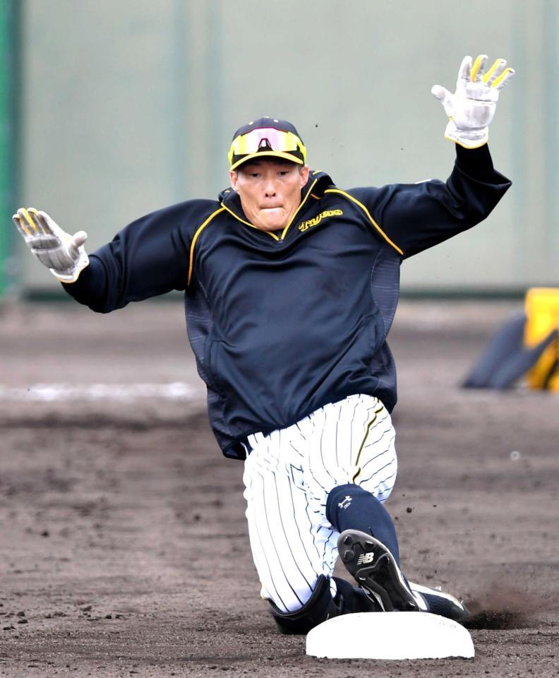 　走塁練習でスライディングする糸井（撮影・飯室逸平）