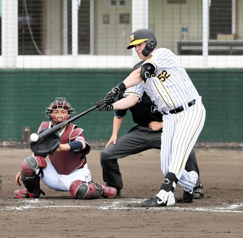 ３回、安打を放つサンズ＝かりゆしホテルズボールパーク宜野座（撮影・飯室逸平）