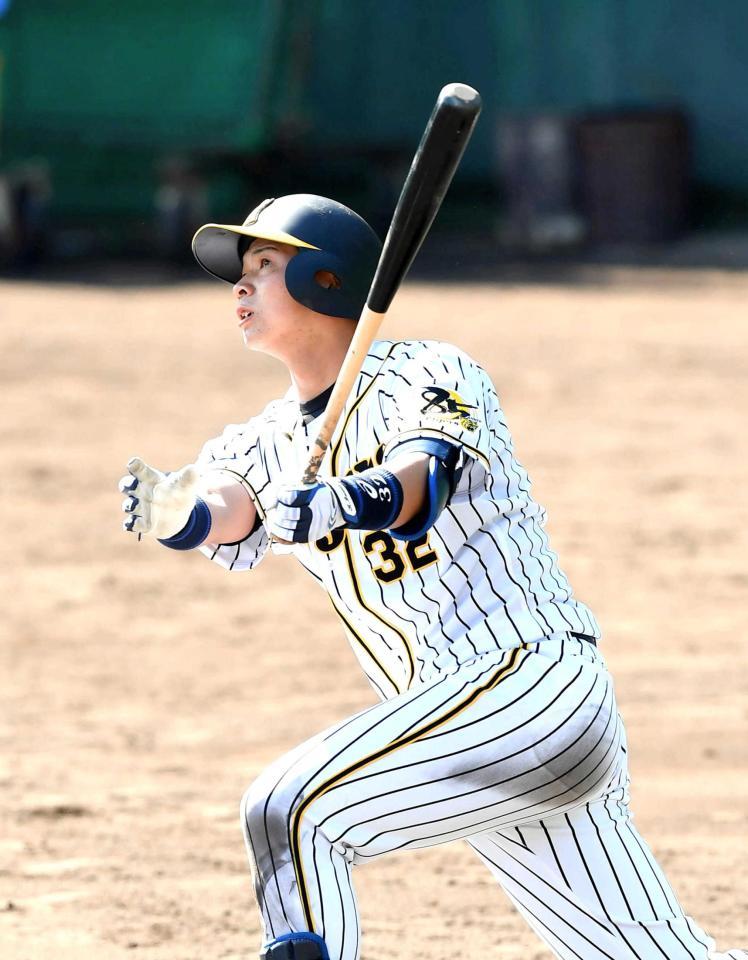 　ケース打撃で本塁打を放つ井上（撮影・北村雅宏）