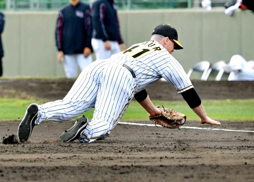 　５回、鈴木大のゴロに反応し飛びつくボーア（撮影・西岡正）