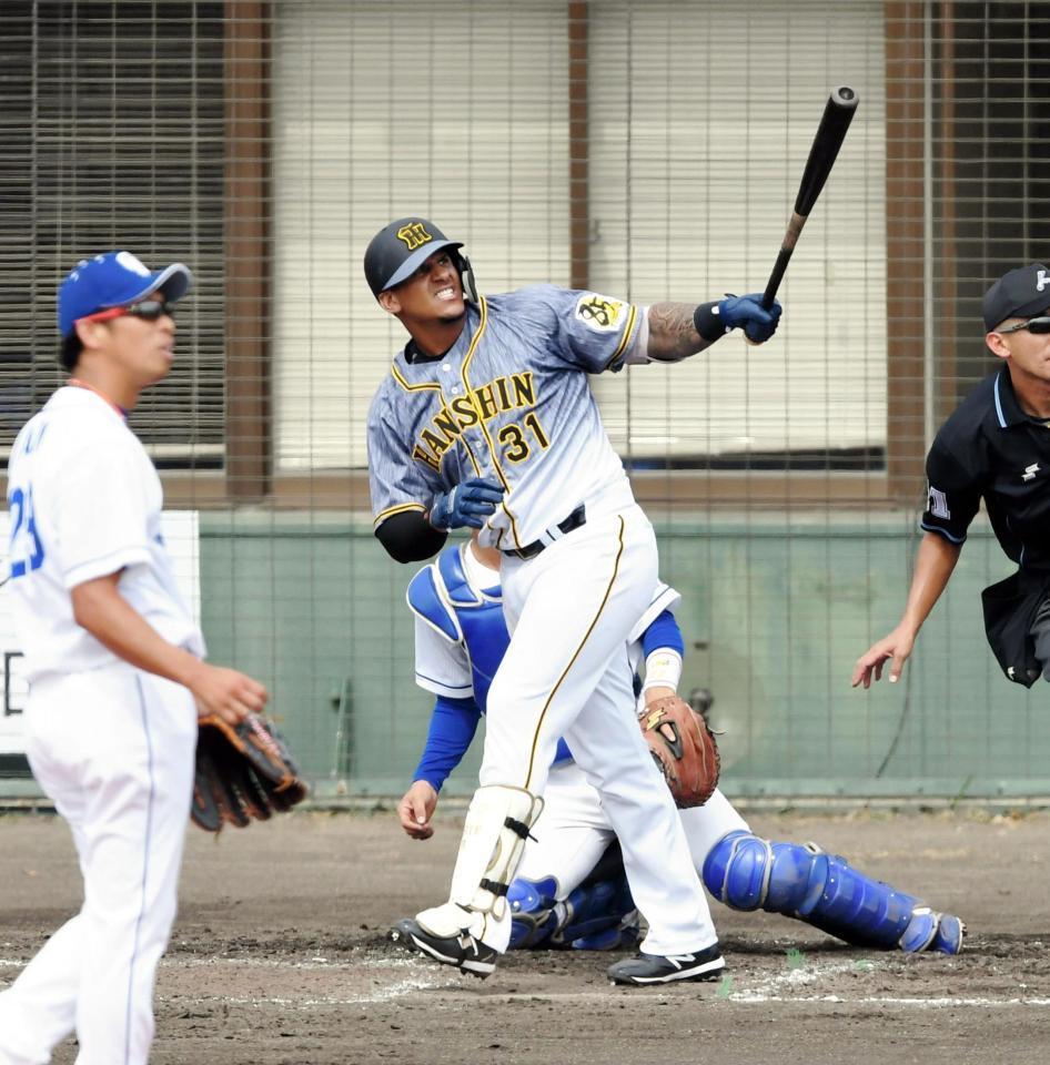 ３回、２ランを放つマルテ＝北谷公園野球場