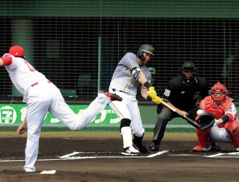 １回、左前打を放つ糸井嘉男（撮影・山口登）