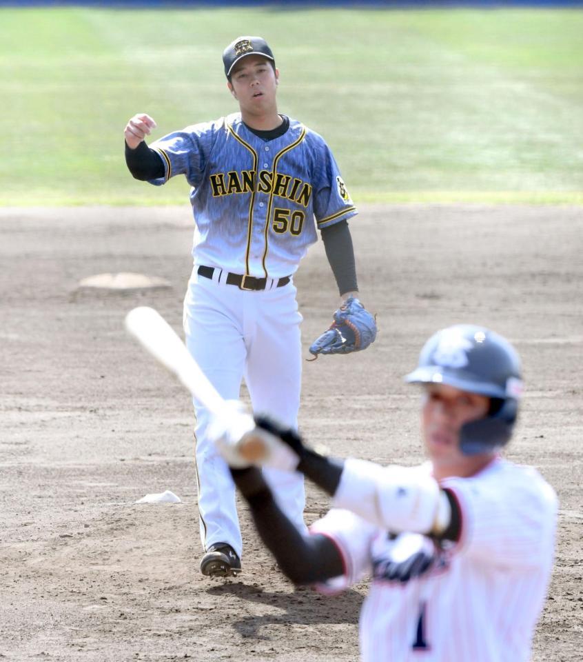 ３回、山田哲（手前）を三振に仕留める青柳（撮影・田中太一）