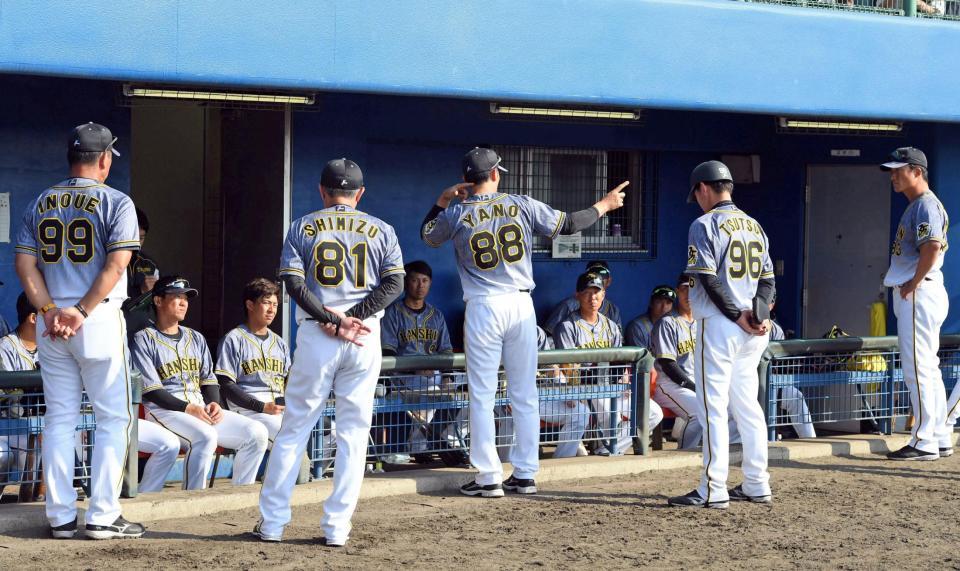 　試合後、ベンチ前でナインに話しかける矢野監督（８８）＝撮影・山口登