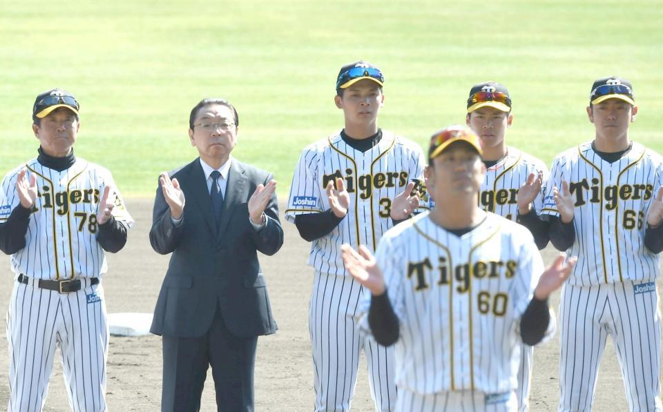 　中谷（手前）の音頭で手締めをする（左から）平田２軍監督、揚塩球団社長、井上、遠藤（撮影・北村雅宏）