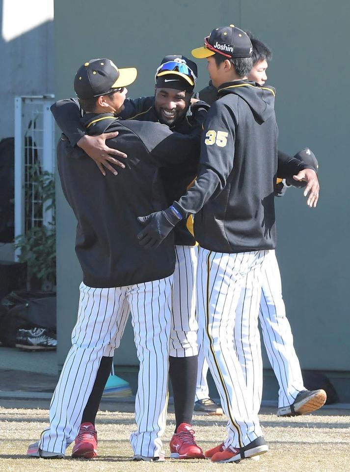 阪神・牧丈一郎（左）と阪神・才木浩人（右）を抱きしめる阪神　オネルキ・ガルシア＝鳴尾浜（撮影・高部洋祐）