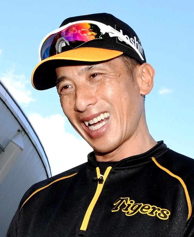 笑顔を見せる矢野監督（撮影・田中太一）