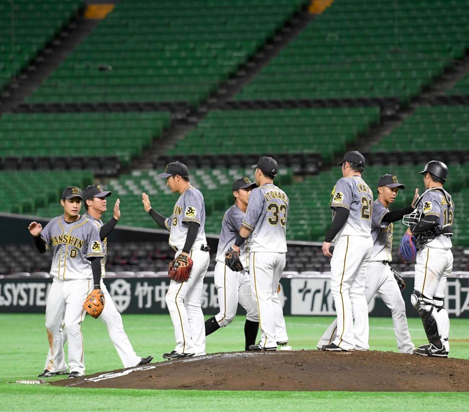 勝利のハイタッチを交わす阪神ナイン＝ＰａｙＰａｙドーム（撮影・飯室逸平）