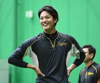 練習中、笑顔を見せる阪神・藤浪晋太郎＝甲子園（撮影・田中太一）