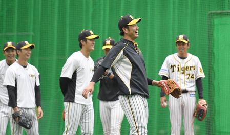 　１軍に合流し笑顔で練習に汗を流す中谷（撮影・飯室逸平）