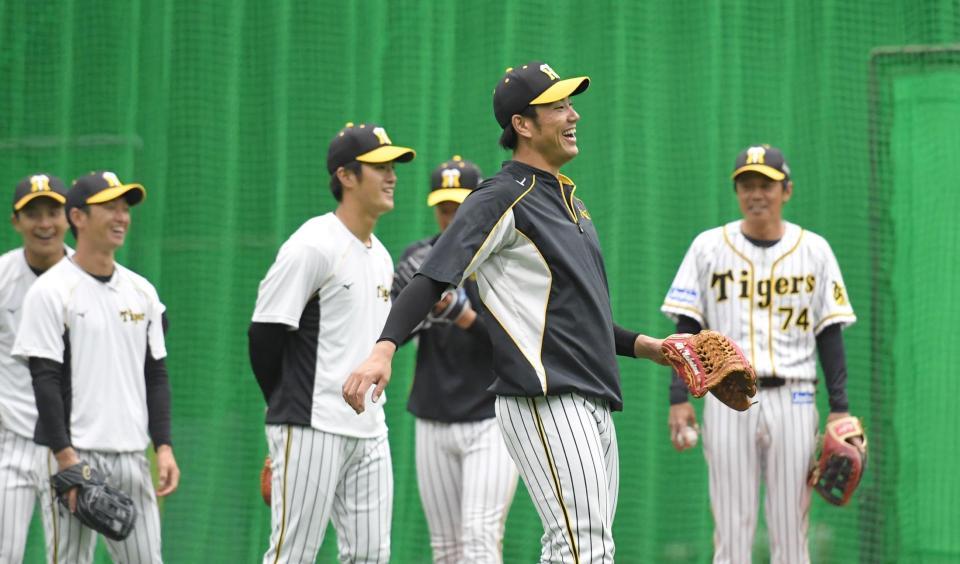 　１軍に合流し笑顔で練習に汗を流す中谷（撮影・飯室逸平）