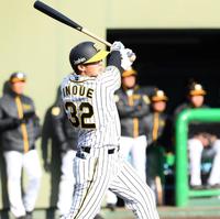 　９回、右へ適時二塁打を放つ井上