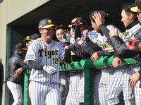 　８回、小野寺は中越えに本塁打を放ち、笑顔でベンチに戻る