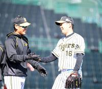 ４回、笑顔でベンチへ戻る阪神・西勇輝＝甲子園（撮影・飯室逸平）