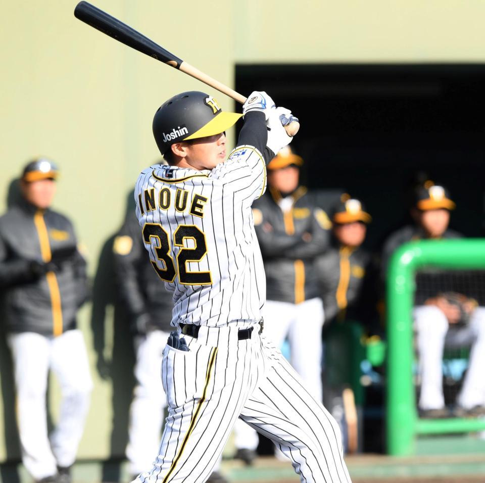 　９回、右へ適時二塁打を放つ井上