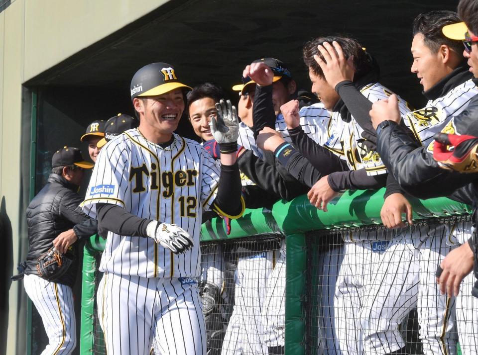 　８回、小野寺は中越えに本塁打を放ち、笑顔でベンチに戻る