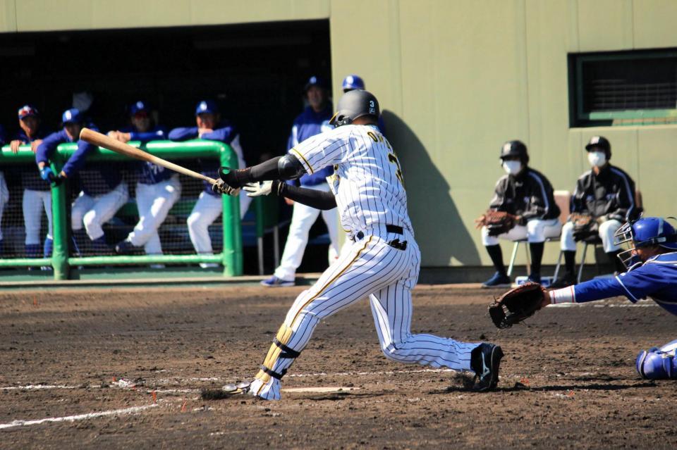 三回、先制の左前適時打を放った阪神・大山