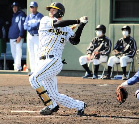 　６回、左越え二塁打を放つ大山